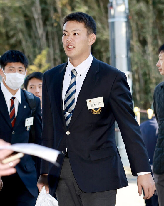 施設見学を行った荒巻（カメラ・小林　泰斗）