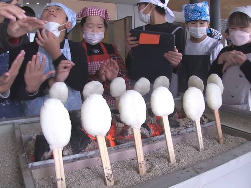 五平餅づくりに挑戦する児童＝飛騨市古川町、古川小学校