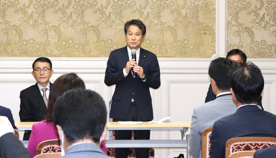 立憲民主党の政治改革推進本部総会であいさつする本部長の大串博志代表代行（中央）＝２日午前、国会内