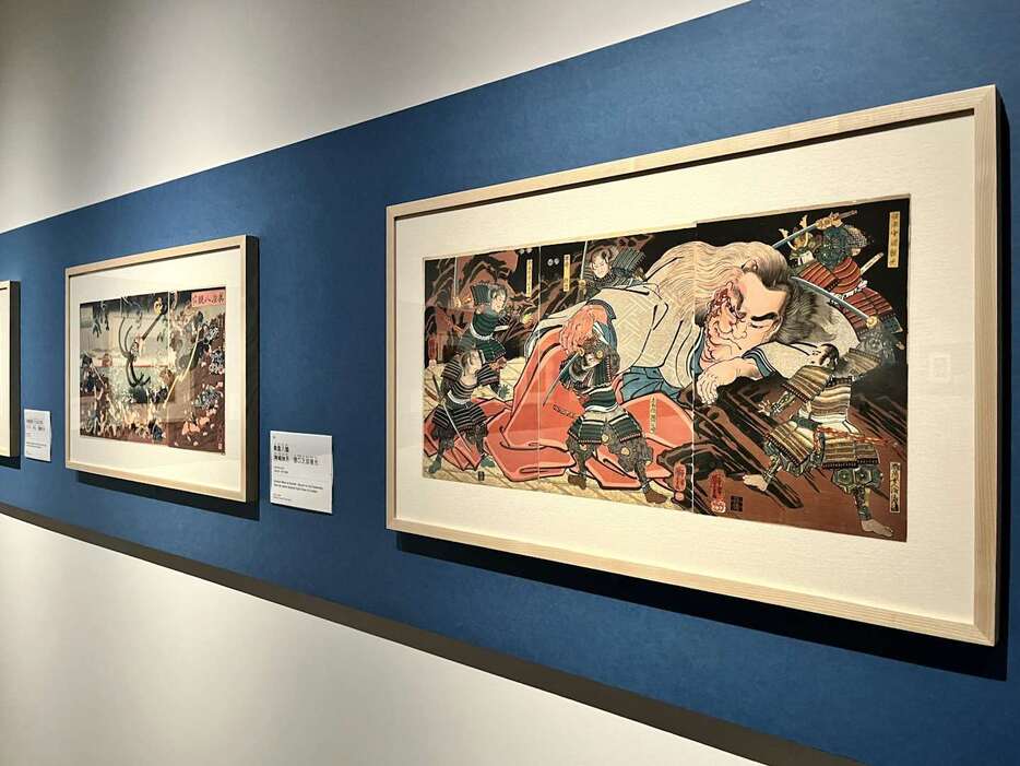 展示風景より、手前は《大江山酒呑童子》（1851、前期展示）