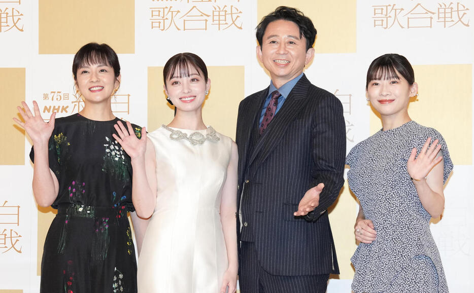 司会を務める、左からNHK鈴木奈穂子アナウンサー、橋本環奈、有吉弘行、伊藤沙莉は笑顔で写真に納まる（撮影・鈴木みどり）