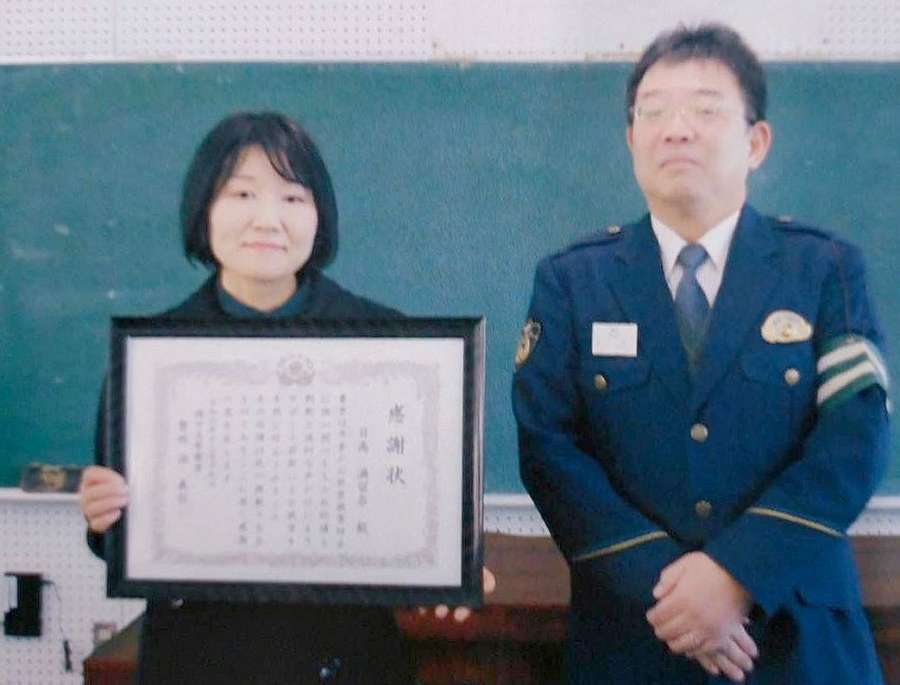 感謝状を贈られた日高満留奈さん（左）＝西之表市の種子島警察署