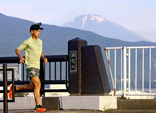 ７区、５・５キロ地点の酒匂橋の向こうに富士山が見える。小刻みなアップダウンのある区間の序盤は後方の山からの冷たい風が吹く