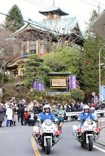 ６区、宮の下の温泉街を下るランナー。後方は富士屋ホテル