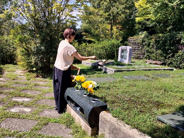 スノードロップの樹木葬「見晴らしの丘」。宗教不問、継承者不要。血縁のない友人同士でも入れる。ペットと一緒に入れるエリアも。1人35万円～、2人50万円～。