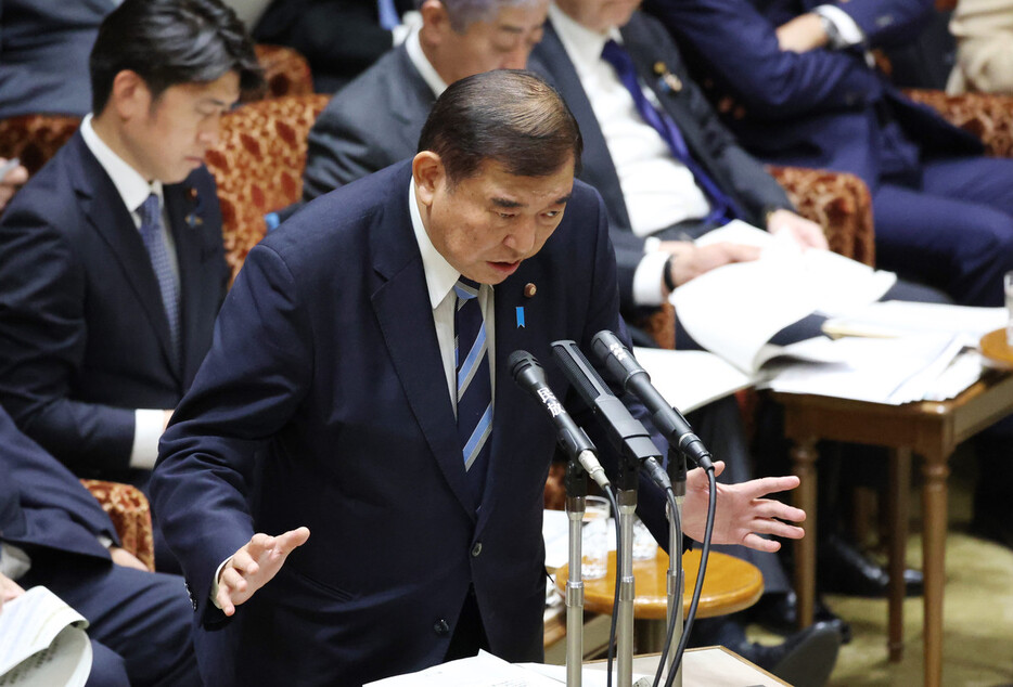 参院予算委員会で答弁する石破茂首相＝６日、国会内