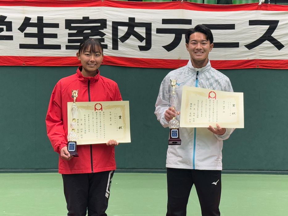 「2024年度全日本学生室内テニス選手権大会」（兵庫県三木市・ブルボンビーンズドーム）のシングルスで優勝を飾った丹下颯希（日本大学3年／右）と宮田萌芳（早稲田大学3年）（写真提供◎全日本学生テニス連盟）