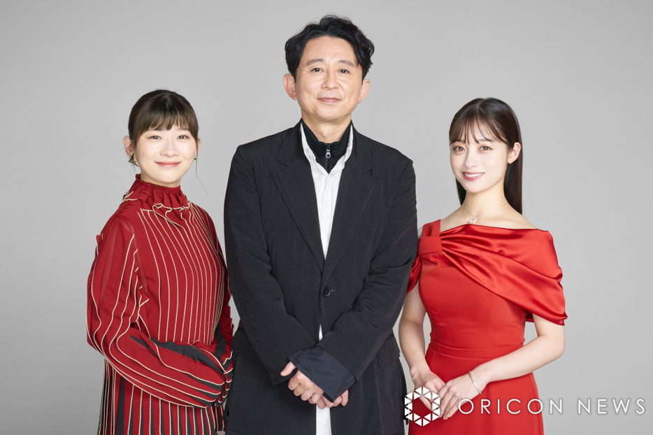 『第75回NHK紅白歌合戦』司会者（左から）伊藤沙莉、有吉弘行、橋本環奈（撮影：松尾夏樹） （C）ORICON NewS inc.