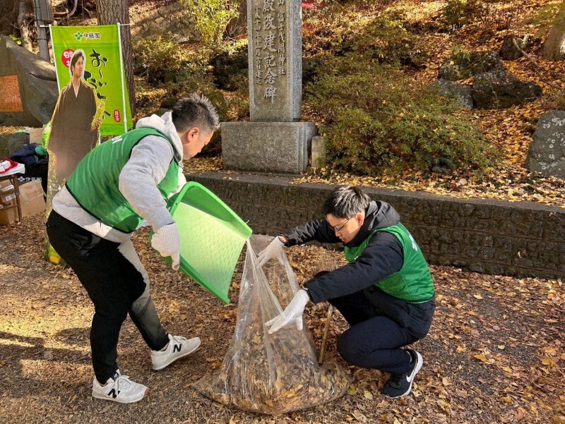 清掃活動をする参加者ら＝山梨県富士吉田市で2024年11月30日、伊藤園提供