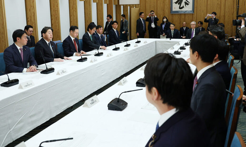 外国人材との共生に関する関係閣僚会議で発言する林芳正官房長官（左から２人目）＝１７日午前、首相官邸