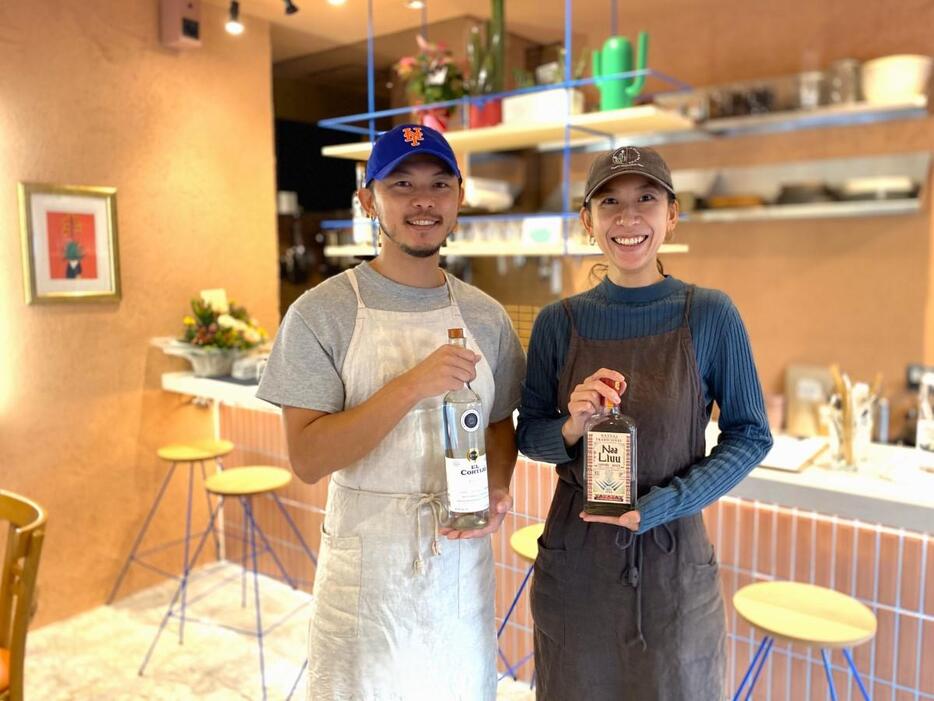 メキシコ料理店「QUE PADRE」店主の大石卓外さんと妻の千分さん