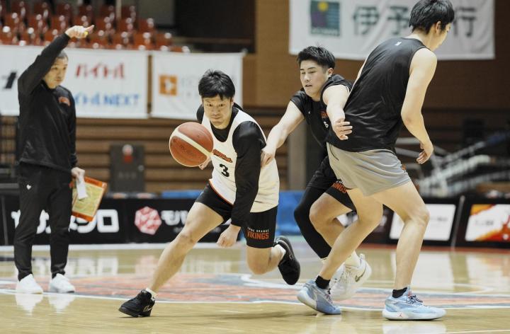 下位同士の直接対決となる熊本戦に向けて調整するバイクスの選手＝17日、松山市総合コミュニティセンター