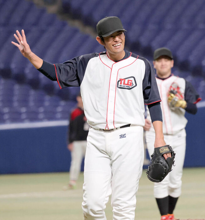 笑顔でベンチに引き揚げる井納翔一氏　（カメラ・馬場　秀則）