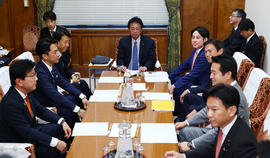 衆院政治改革特別委員会の理事懇談会に臨む与野党の理事。中央奥は渡辺周委員長＝９日、国会内