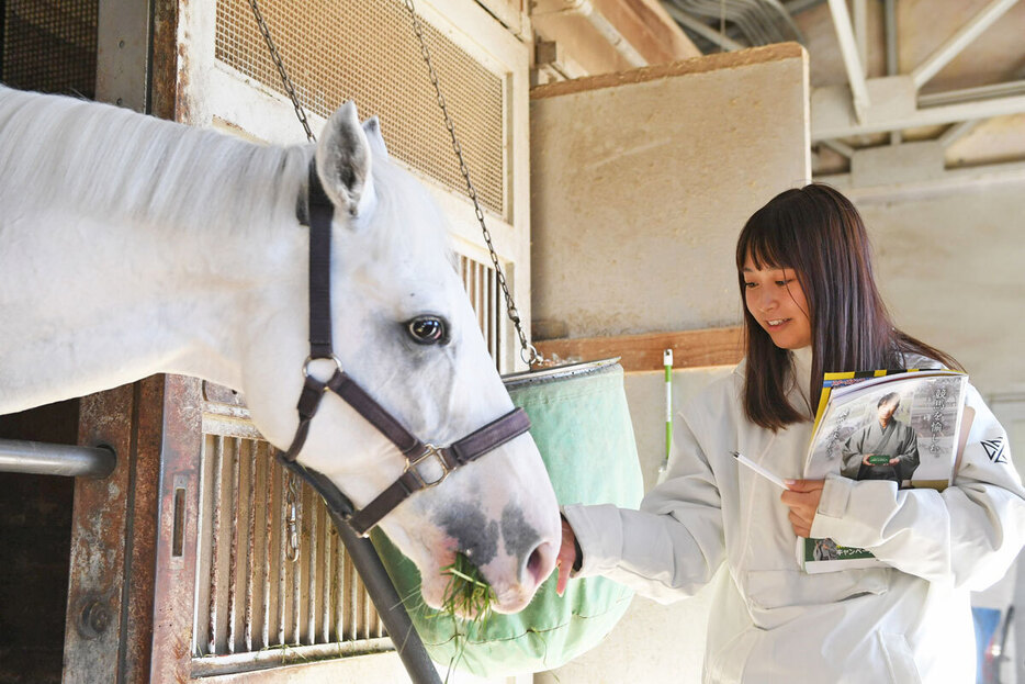 厩舎でくつろぐハヤヤッコと栗栖記者