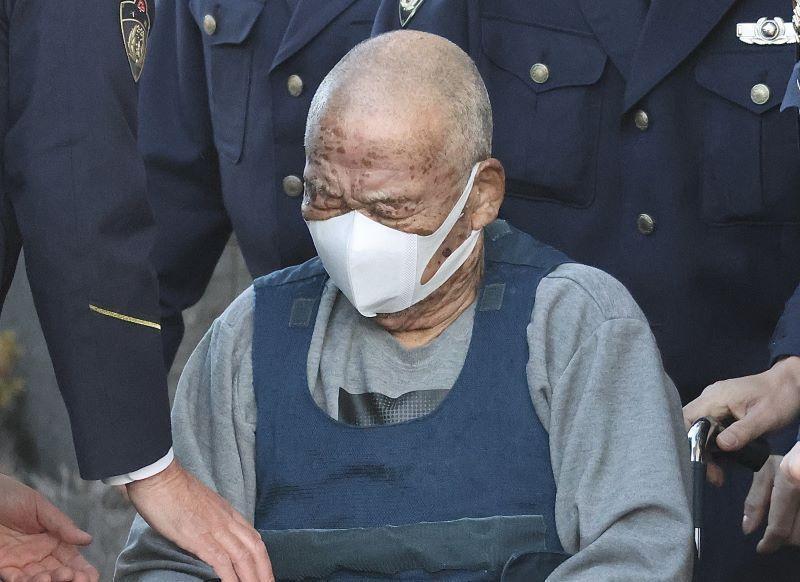 柏署から送検される酒巻馨容疑者＝25日午前8時ごろ、柏市