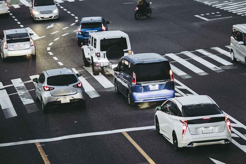 たまに街で見かける、前のクルマについていって交差点内で停車して、交通の往来を邪魔するクルマたち。これは「信号無視（違反点数2点、反則金9000円※普通車の場合）」として扱われることがあるので気をつけよう。