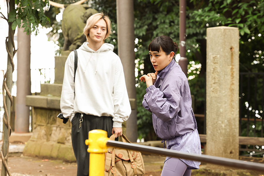 葛谷海里（左＝玉森裕太）と佐藤ほこ美（奈緒）【写真：(C)TBS】