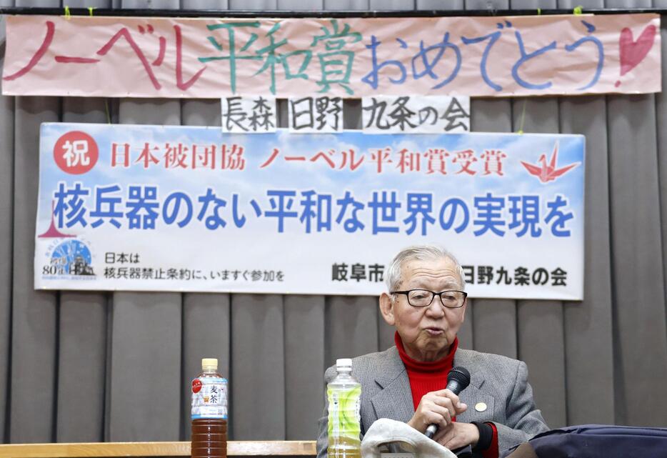 市民団体の座談会に参加し、ノーベル平和賞授賞式の様子を報告した被団協の木戸季市事務局長＝22日午後、岐阜市