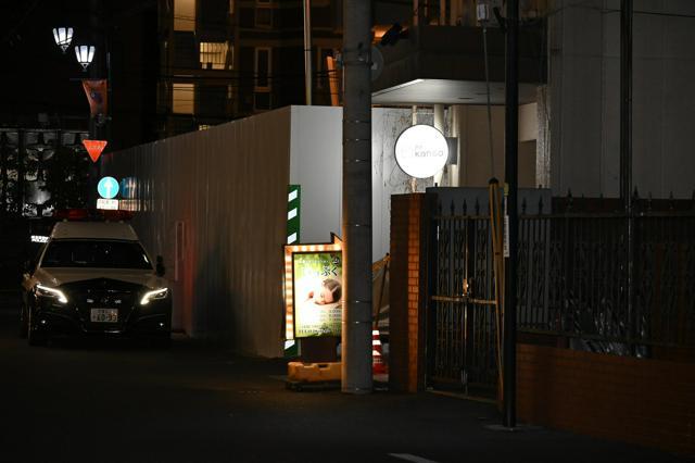 男性が頭から血を流して倒れていたとみられる現場の飲食店付近=2024年12月24日午後6時15分、さいたま市大宮区宮町4丁目、恒川隼撮影