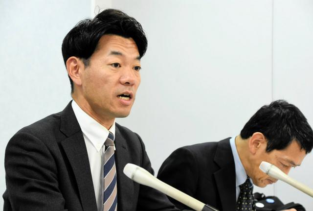 今西貴大被告の主任弁護人を務める川崎拓也弁護士（左）は申し入れ後に会見を開き、「彼の人生は逮捕された6年前から止まり、一歩も前に進めていない。普通の生活に戻してあげるためにも上告すべきでない」と訴えた=2024年12月3日午後3時34分、大阪市北区、山本逸生撮影