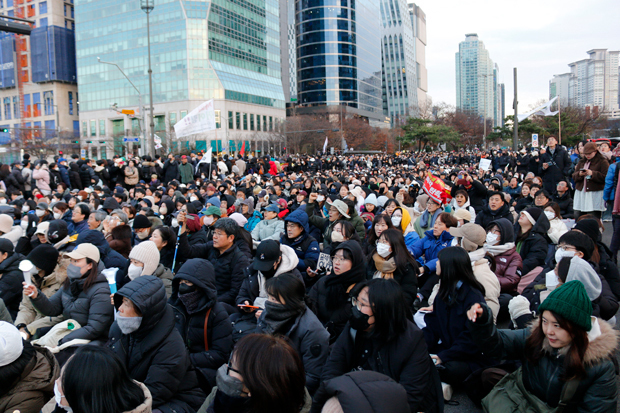 国会前の集会には警察発表で推計15万人が参加＝７日、韓国・ソウル（ＮＮＡ撮影）