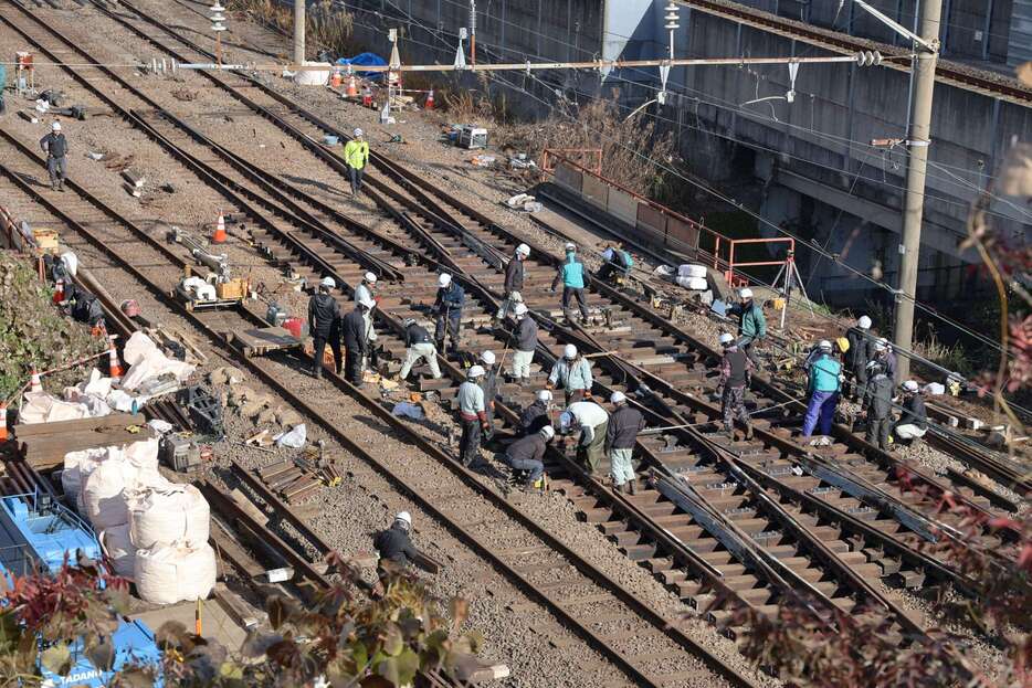 脱線現場でレールや枕木の復旧に当たる作業員ら＝２５日午前１０時１０分ごろ、薩摩川内市の川内駅付近