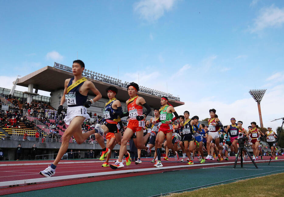 全国高校駅伝・男子の部　スタートし競技場を周回するランナーたち（撮影・加藤哉）