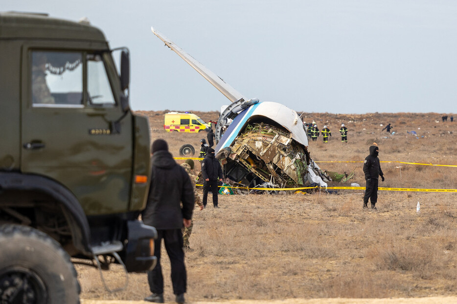 墜落したアゼルバイジャン航空機の残骸＝２５日、カザフスタン西部アクタウ近郊（ＡＦＰ時事）