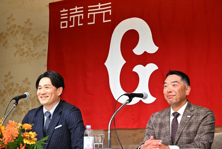 入団会見を行う田中将大（左）と阿部慎之助監督