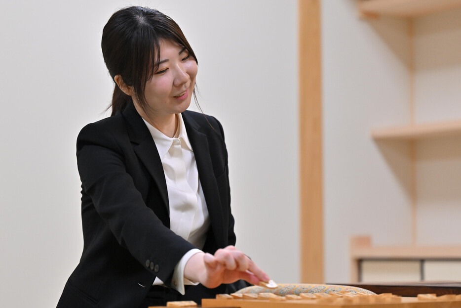 将棋の棋士編入試験第４局で宮嶋健太四段に勝利した西山朋佳女流三冠＝１７日午後、大阪府高槻市の関西将棋会館