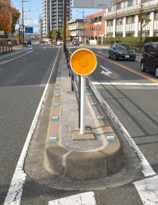 「防草」対策が施された後の中央分離帯。舗装剤で固められ、雑草は生えていない＝北九州市小倉北区で２０２４年１２月５日午後０時３４分、山下智恵撮影