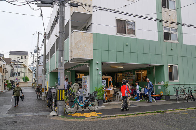 ろっけんは、六間道商店街（ろっけんみちしょうてんがい）の一角にある（写真撮影／水野浩志）