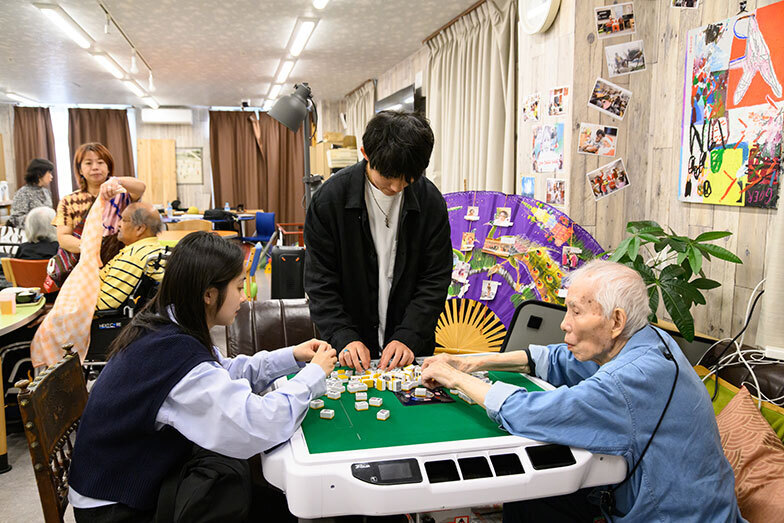 老いも若きも、雀卓を囲めば、真剣勝負（写真撮影／水野浩志）