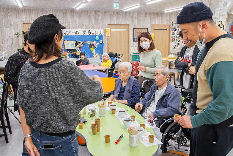 コーヒーが共通の話題になって人々の間に会話が生まれた（写真撮影／出合コウ介）