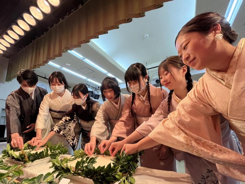 「針供養祭」で巨大豆腐に献針する織田きもの専門学校の生徒