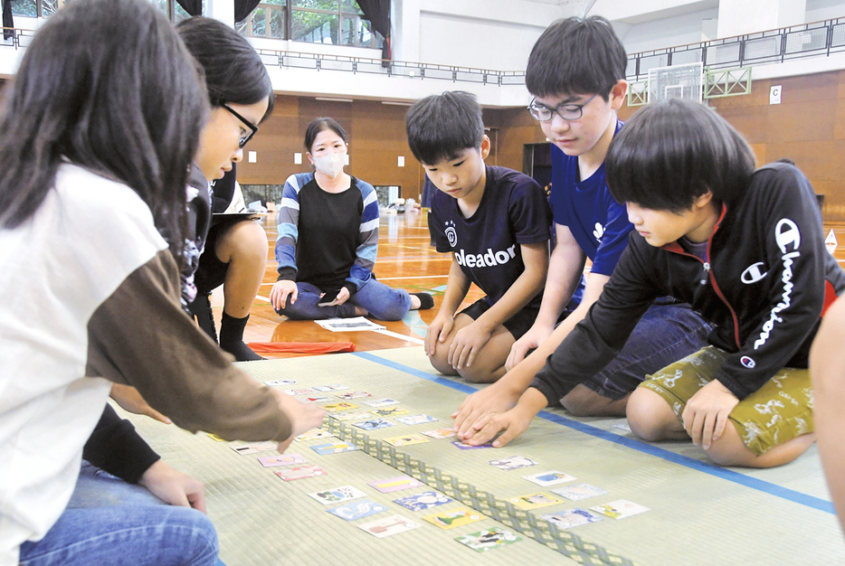 熱戦を繰り広げた与論カルタ大会＝7日、鹿児島県与論町