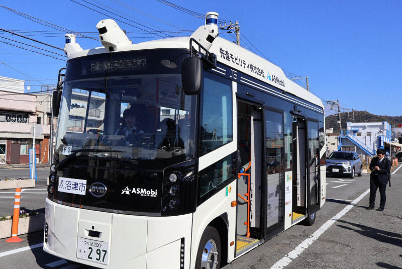 沼津駅と沼津港の間で実証運行が始まった自動運転バス。バス上部などにカメラと円筒形のライダーが取り付けられている＝静岡県沼津市千本港町で、2024年12月6日午後0時25分、石川宏撮影