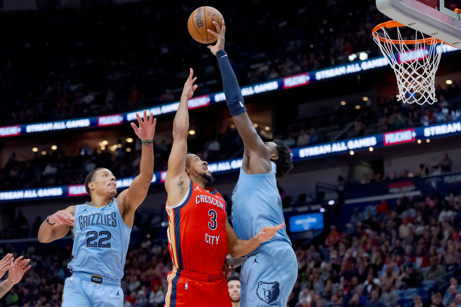 ＮＢＡは２７日、各地で試合を行い、河村勇輝の所属するグリズリーズはペリカンズに１３２─１２４で勝利を収めた。写真右はシュートブロックするグリズリーズのジャレン・ジャクソン・ジュニア（２０２４年　ロイター/USA TODAY Sports）