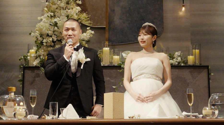 結婚した（左から）Benjazzyとまゆこさん（C）AbemaTV,Inc.