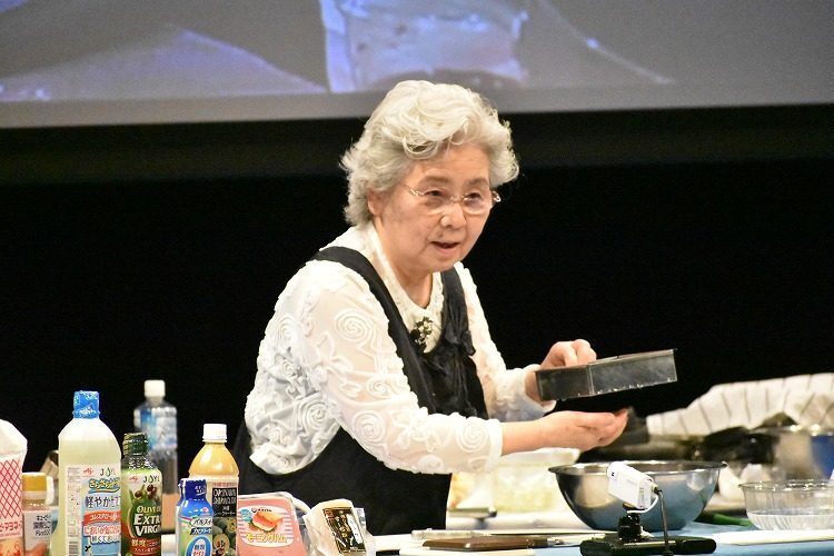 料理の説明をする松本嘉代子さん＝7日、那覇市泉崎の琉球新報ホール