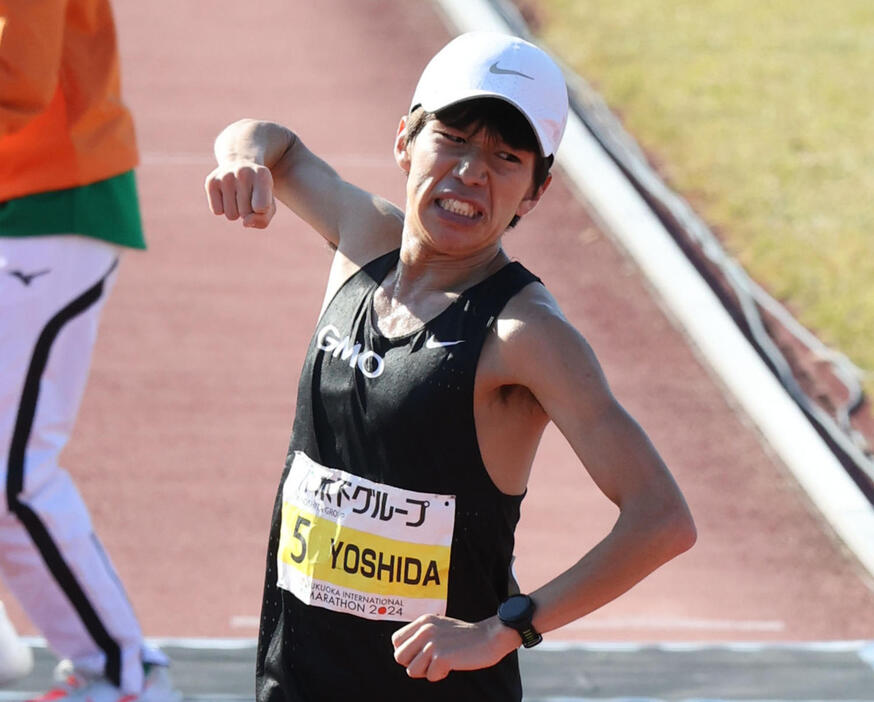 好タイムで優勝した吉田はガッツポーズ（撮影・梅根麻紀）