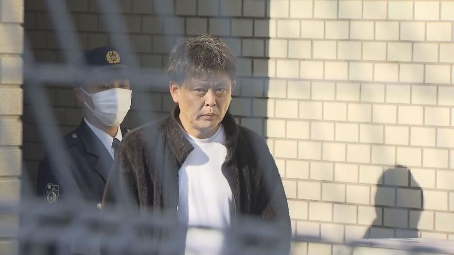 送検される平原政徳容疑者（20日午後2時過ぎ、小倉南警察署）