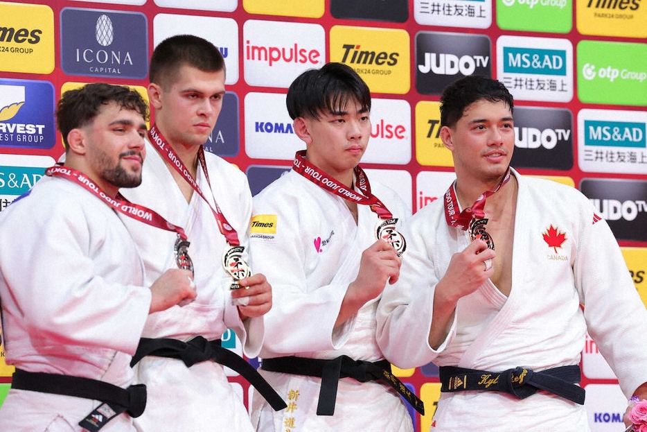 ＜柔道グランドスラム東京＞男子100キロ級で3位となったした新井（右から2人目）（撮影・藤山　由理）