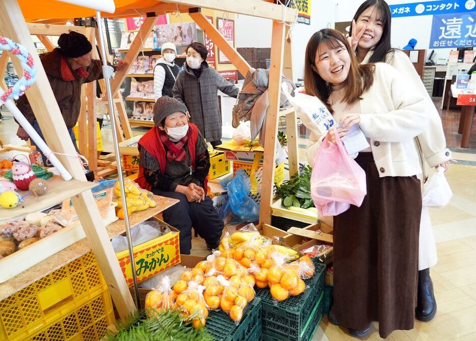 「出張輪島朝市」で出店者とふれあいを楽しむ買い物客＝29日午前、石川県輪島市（鴨川一也撮影）