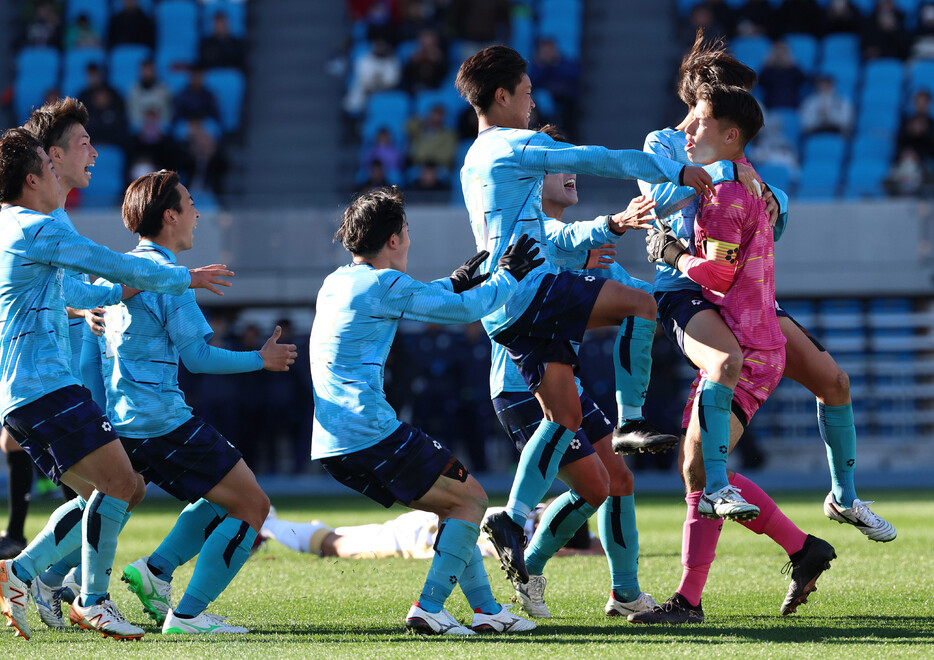 サッカーの第１０３回全国高校選手権。金沢学院大付（石川）が鹿児島城西（鹿児島）を０―０からのＰＫ戦の末に退け、２回戦に進んだ＝２９日、神奈川・Ｕｖａｎｃｅとどろきスタジアム　ｂｙ　Ｆｕｊｉｔｓｕ