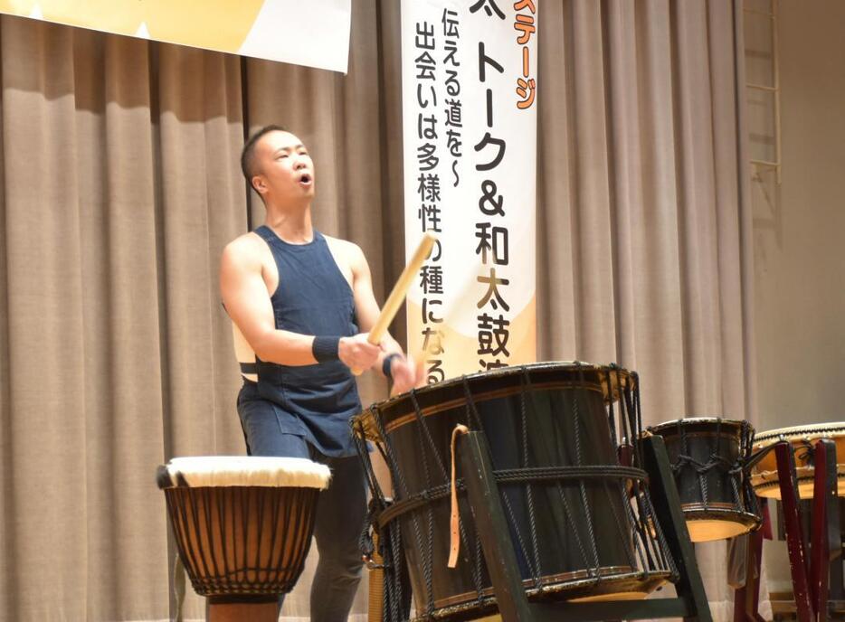 演奏する片岡亮太さん=古河市前林