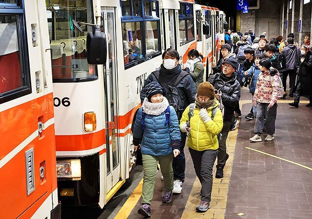 大観望へ向かうトロリーバスの最終便へ乗り込む乗客＝室堂駅（１１月３０日）