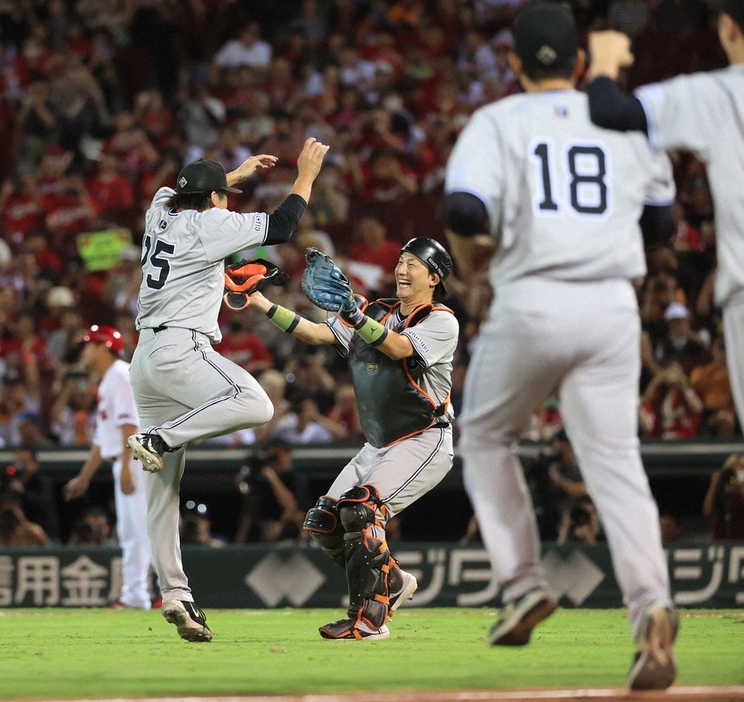 リーグ優勝を決め小林と抱き合う大勢