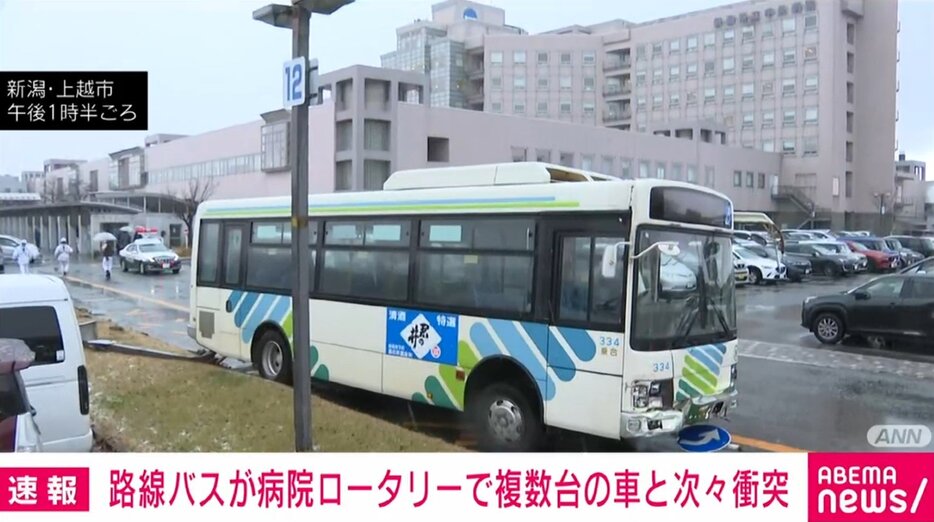 路線バスが車に次々と衝突